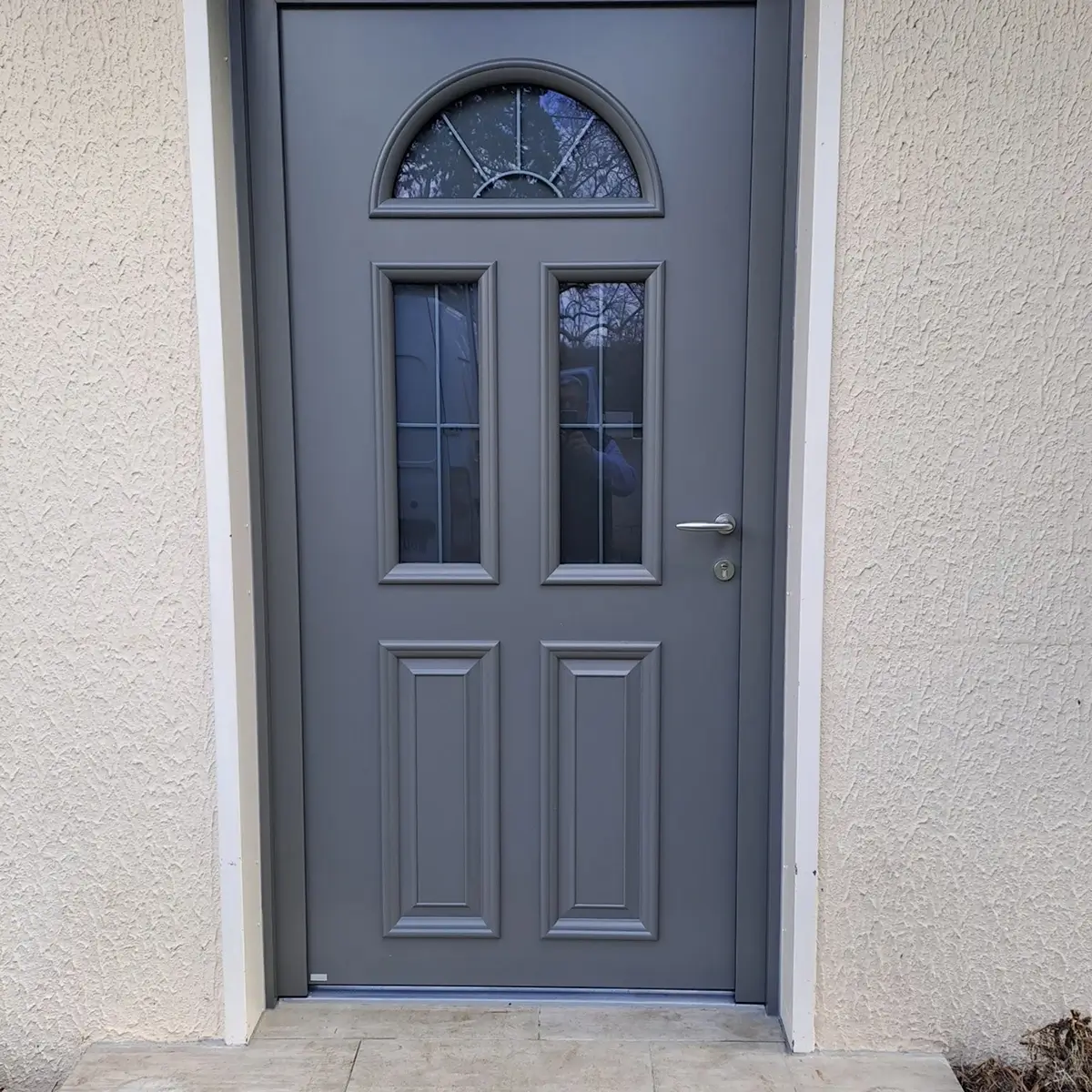 Porte d'entrée aluminium gris anthracite avec tierce vitrée