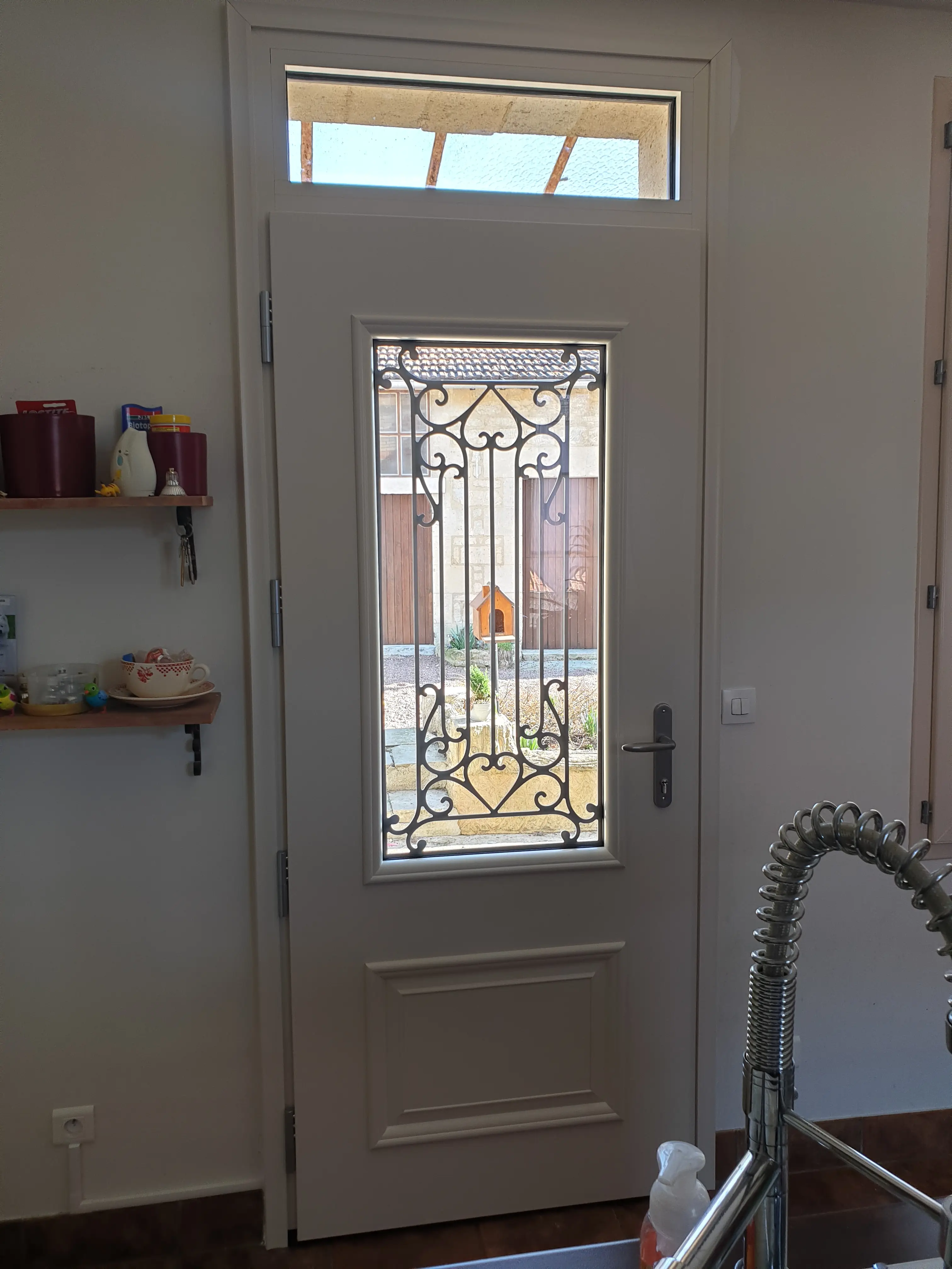 Porte d'entrée PVC blanche vitrée