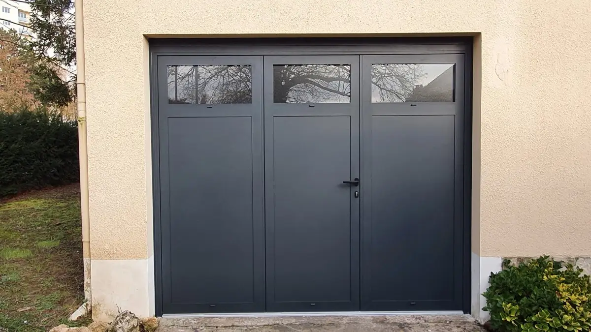 Grande porte de garage sectionnelle gris anthracite
