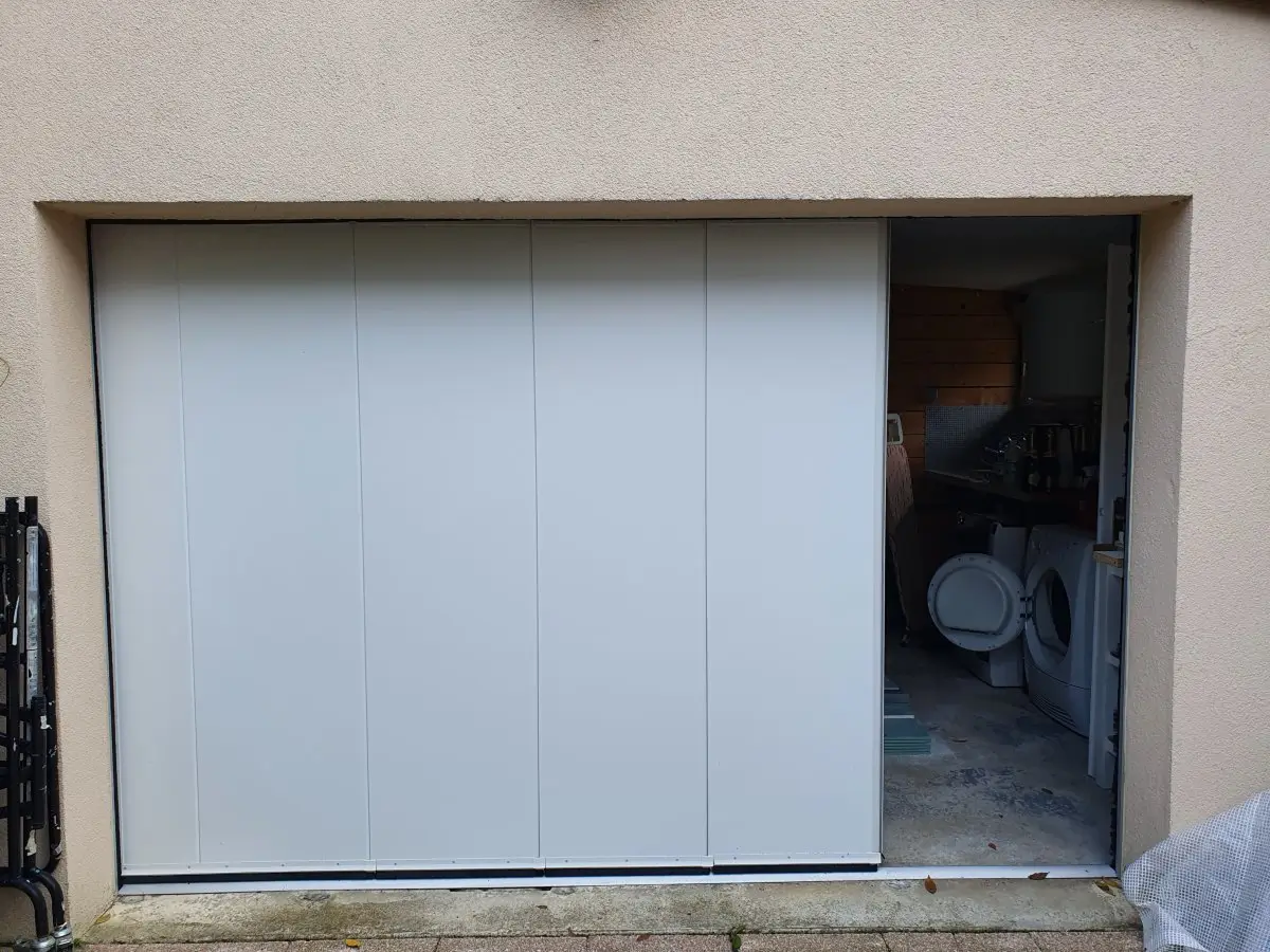 Porte de garage enroulable blanche motorisée