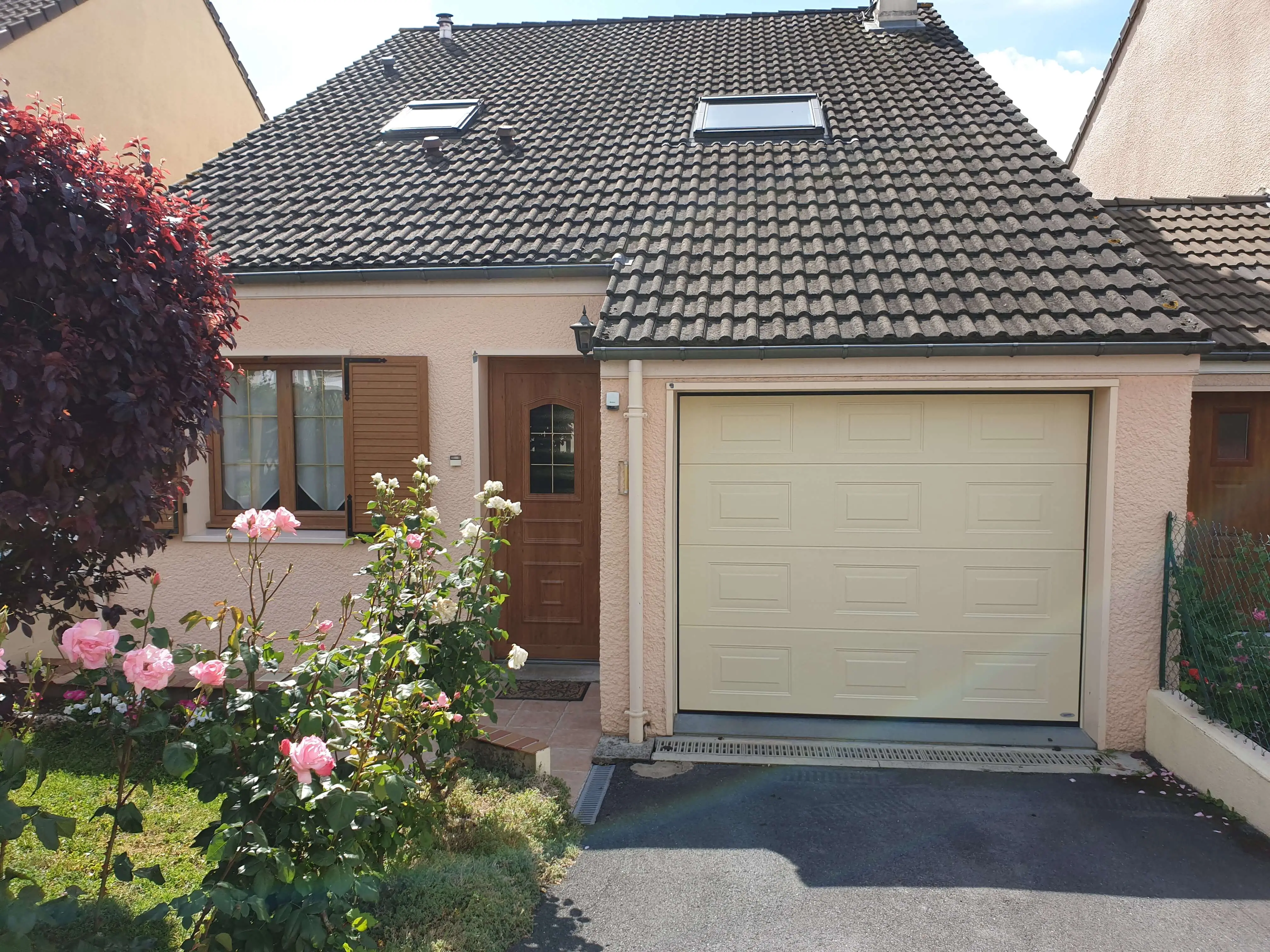 Porte de garage sectionnelle blanche rénovation