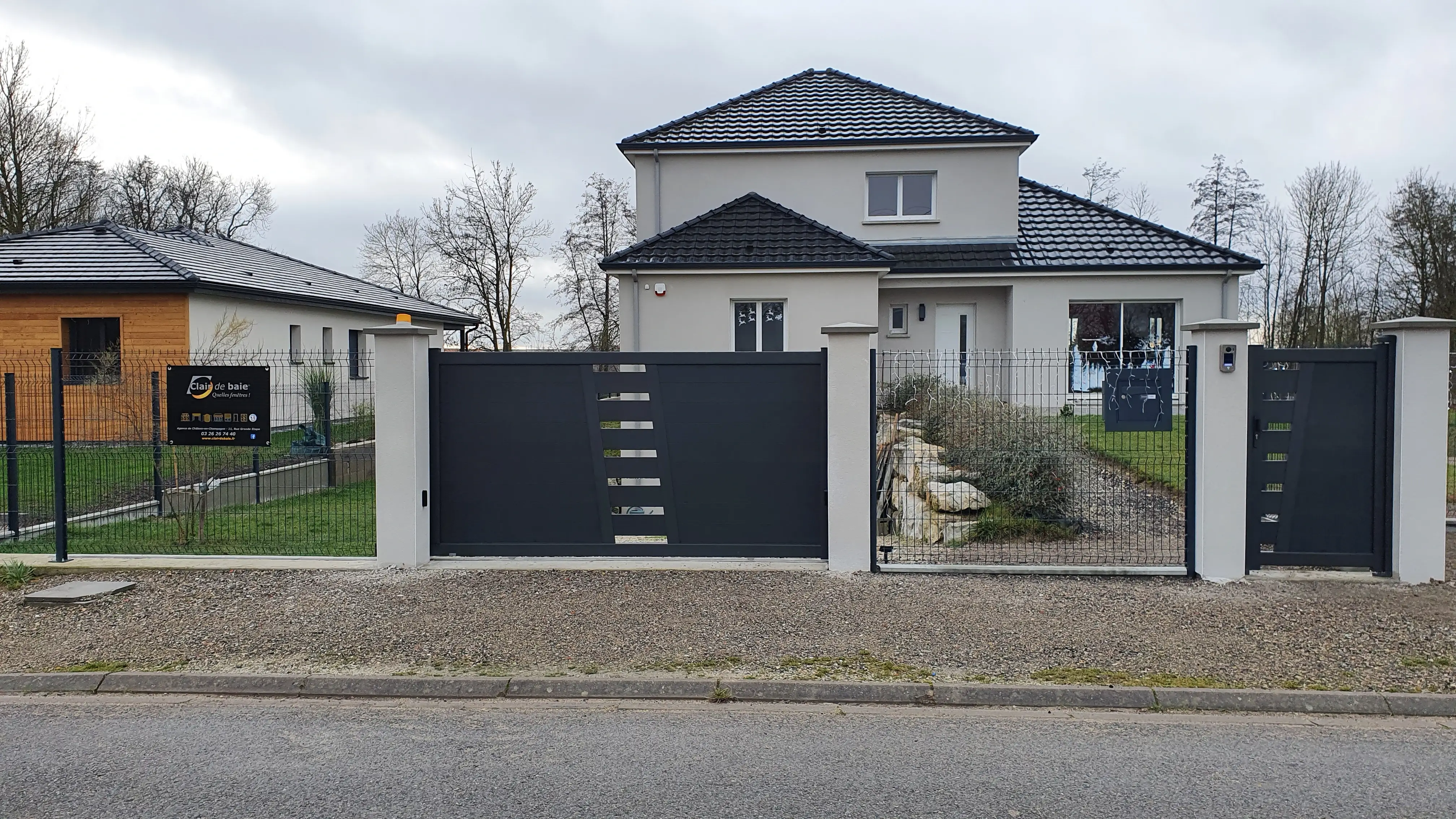 Portail aluminium coulissant gris anthracite