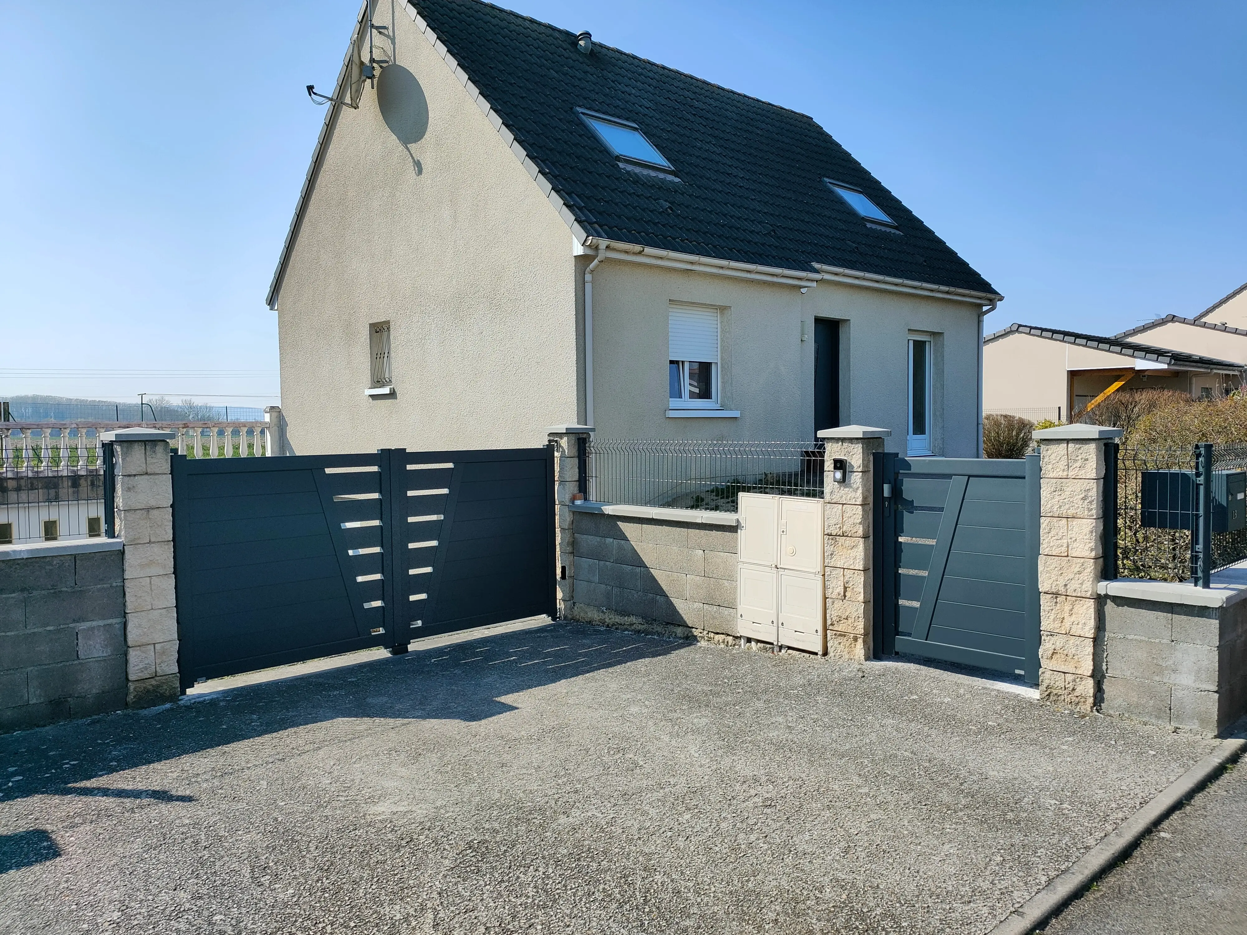 Portail battant ajouré