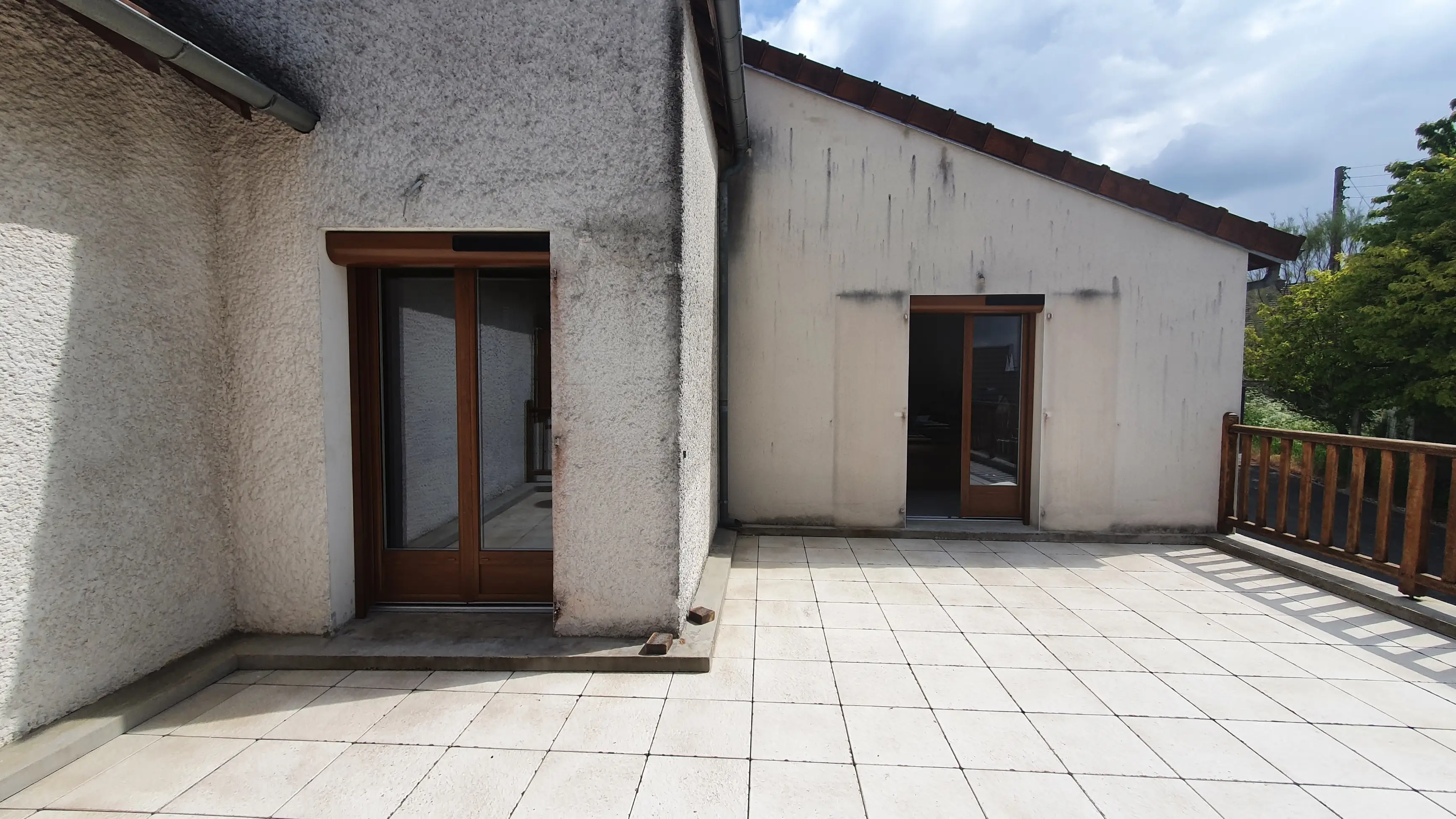 Volet roulant rénovation anthracite sur fenêtre blanche